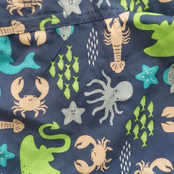 🎁 5/$25      24 month rash guard and trunks - Picture 5 of 7